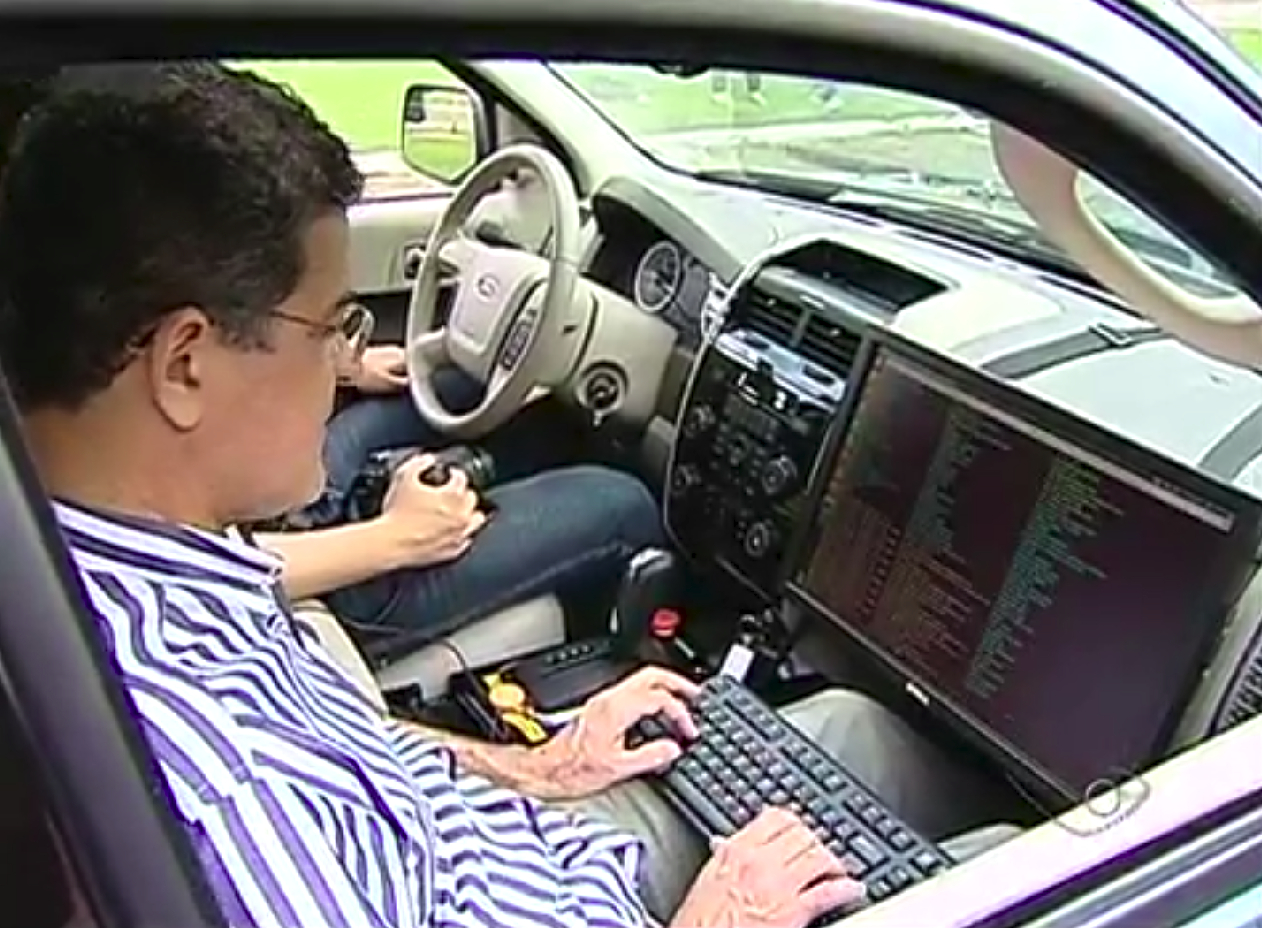 A Tribuna newspaper article: Students and Professors in ES Develop Self-Driving Car