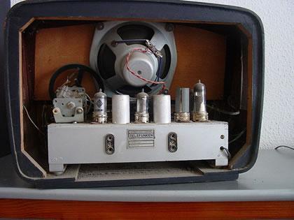 Vacuum tube radio seen from behind